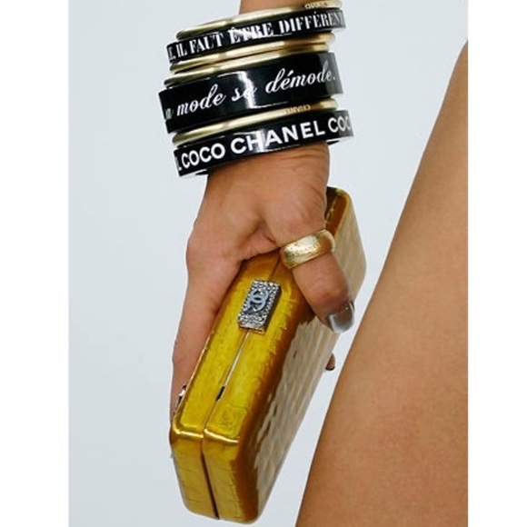 CHANEL 2007 Spring 07P Black & White Resin Bangle Bracelet - Picture 3 of 9